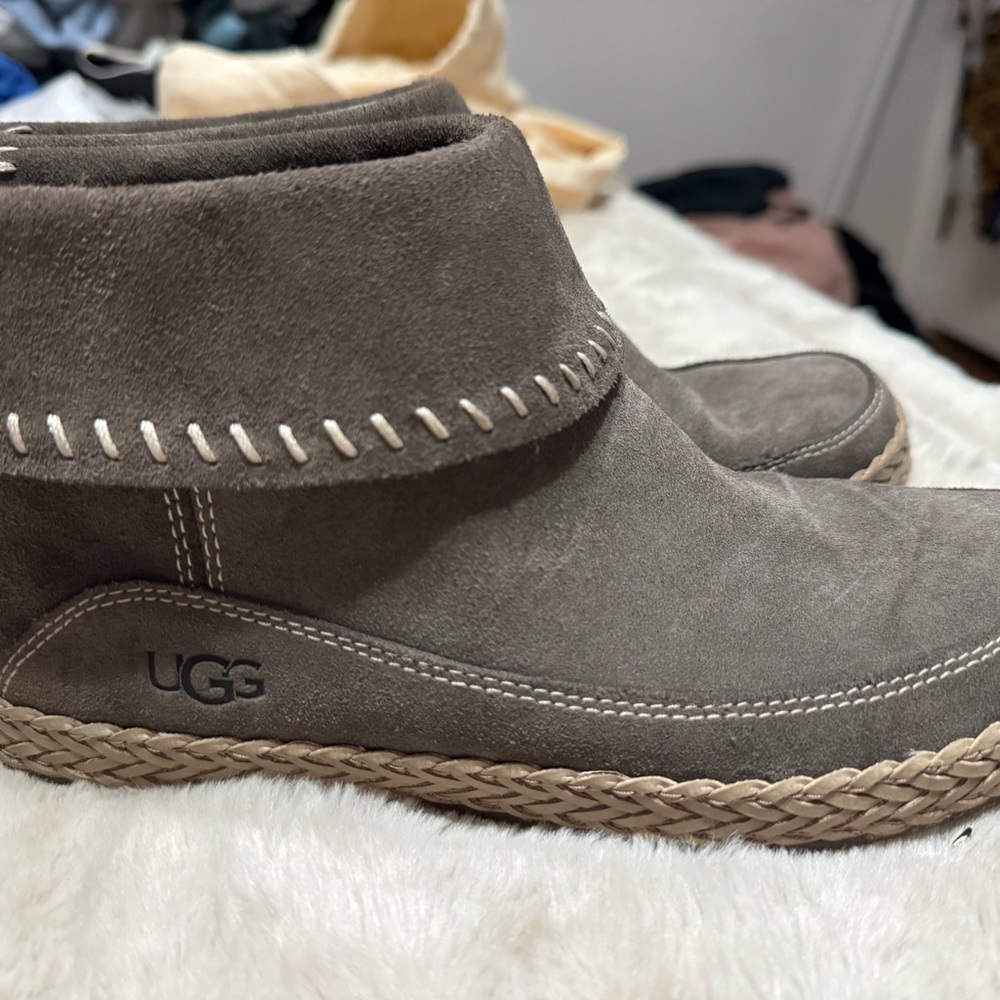 Ugg Varney Women's Size 6.5 Gray Moccasin Suede Ankle Boho Bootie Shoes